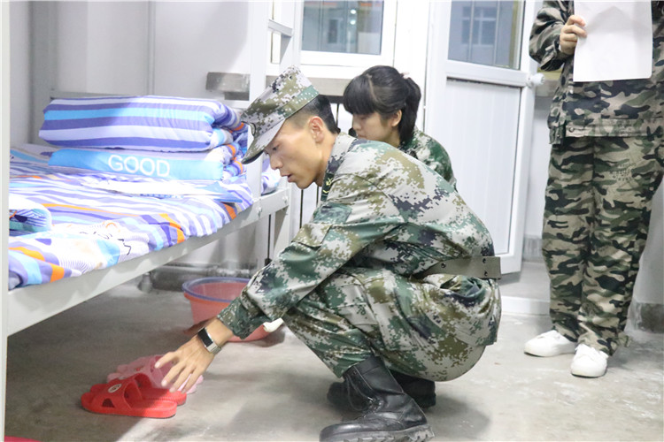 教官给学生讲解内务整理