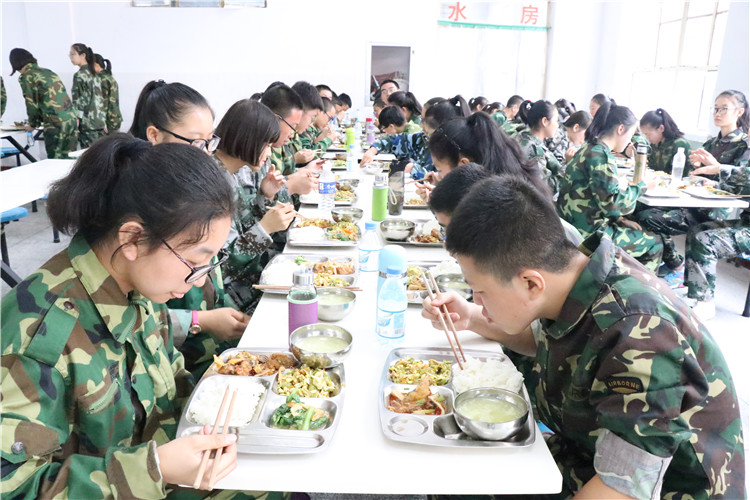 丰盛的午餐